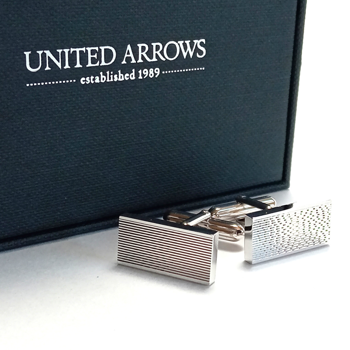 【uac351】UNITED ARROWS ユナイテッドアローズ 　カフス　カフリンクス　シルバー　ストライプ