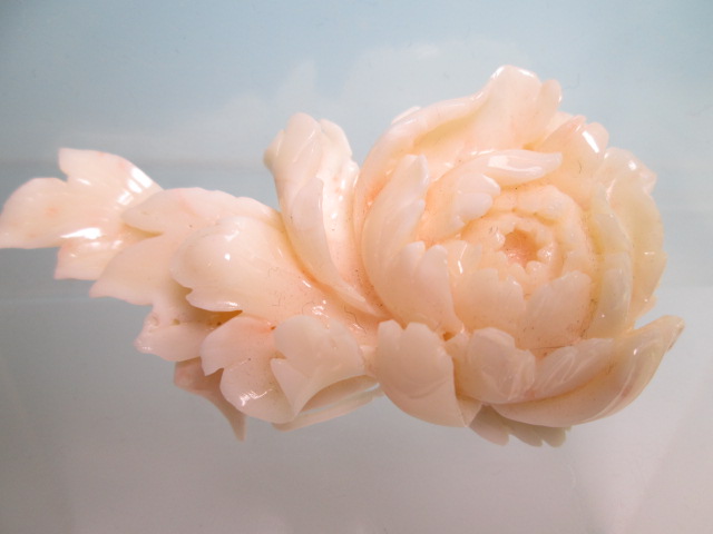 ☆本珊瑚大振りな 7cm牡丹の花彫刻のブローチ兼帯留め 34,5g