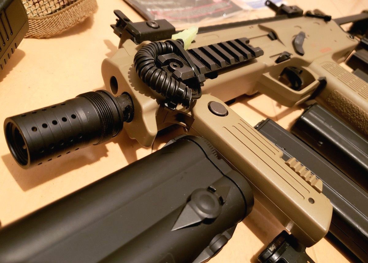 美品】東京マルイ「MP7A1電動コンパクトマシンガン18禁」おまけ 美品】東京マルイ「MP7A1電動コンパクトマシンガン18禁」おまけ