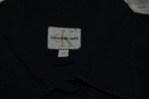 ★カルバンクラインのお洒落なネイビー、ロゴ入りメタル釦の長袖シャツ　M_画像8