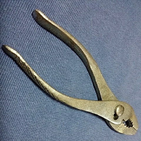  loaded tool plier Manufacturers unknown total length 132mm. tip. thickness is 4mm. made in Japan made in Japan 