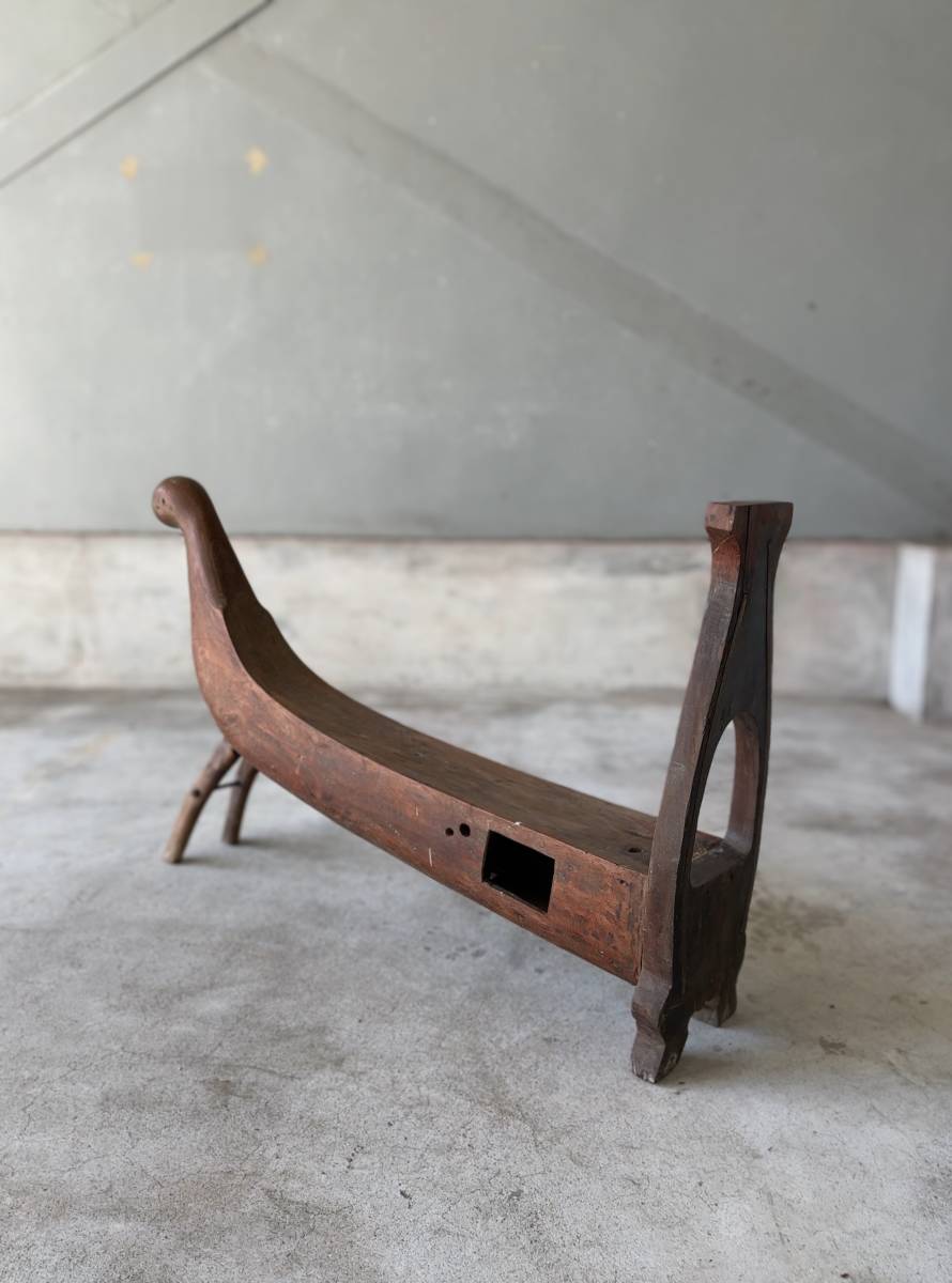 木をくり抜いて造られた貴重な木製の台 - テーブル