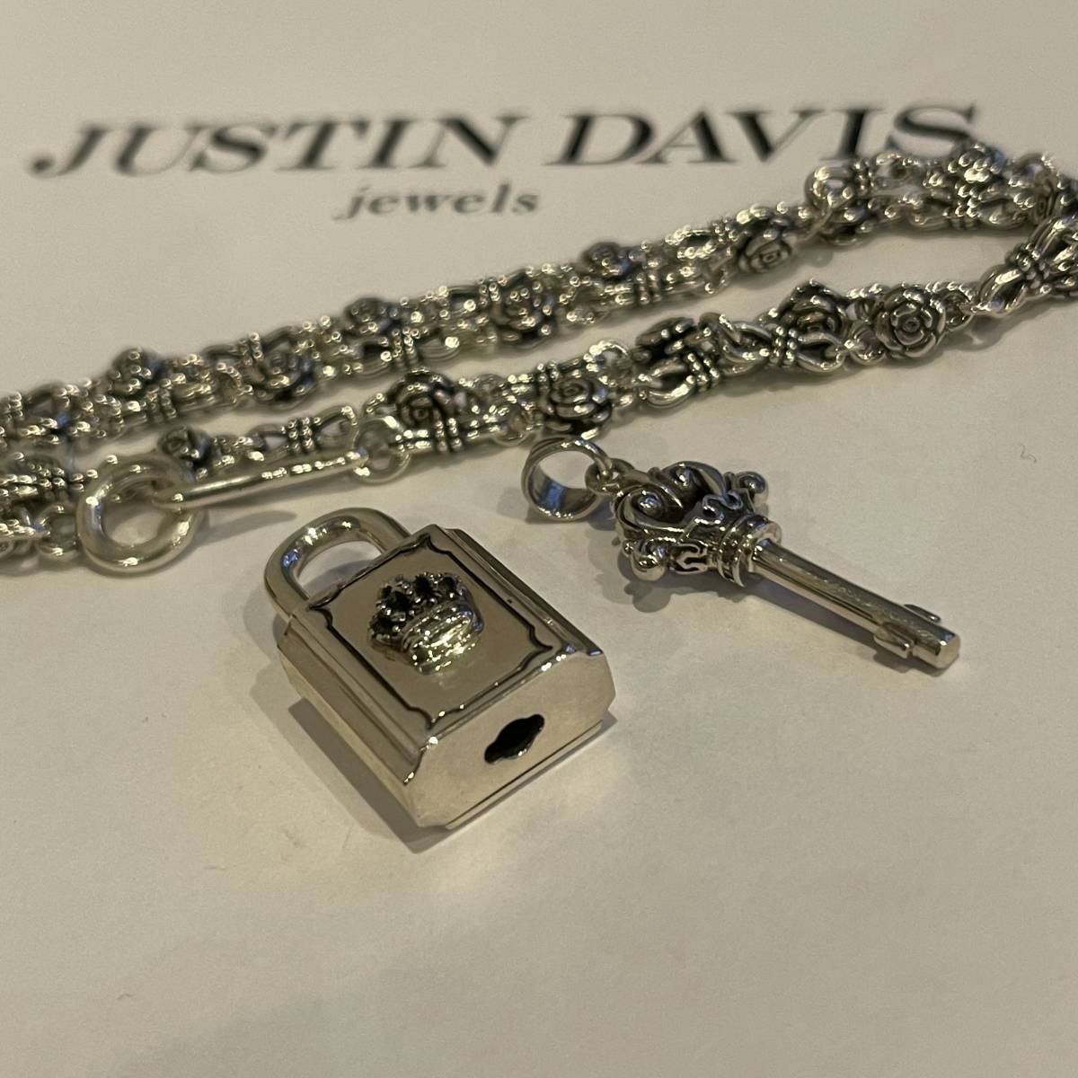 新品◆JUSTIN DAVIS◆ROCK&KEY PENDANT＋BOHEMIAN CHAIN◆南京錠ネックレス◆定価105,600円◆SPJ118,SNJ210◆_画像2