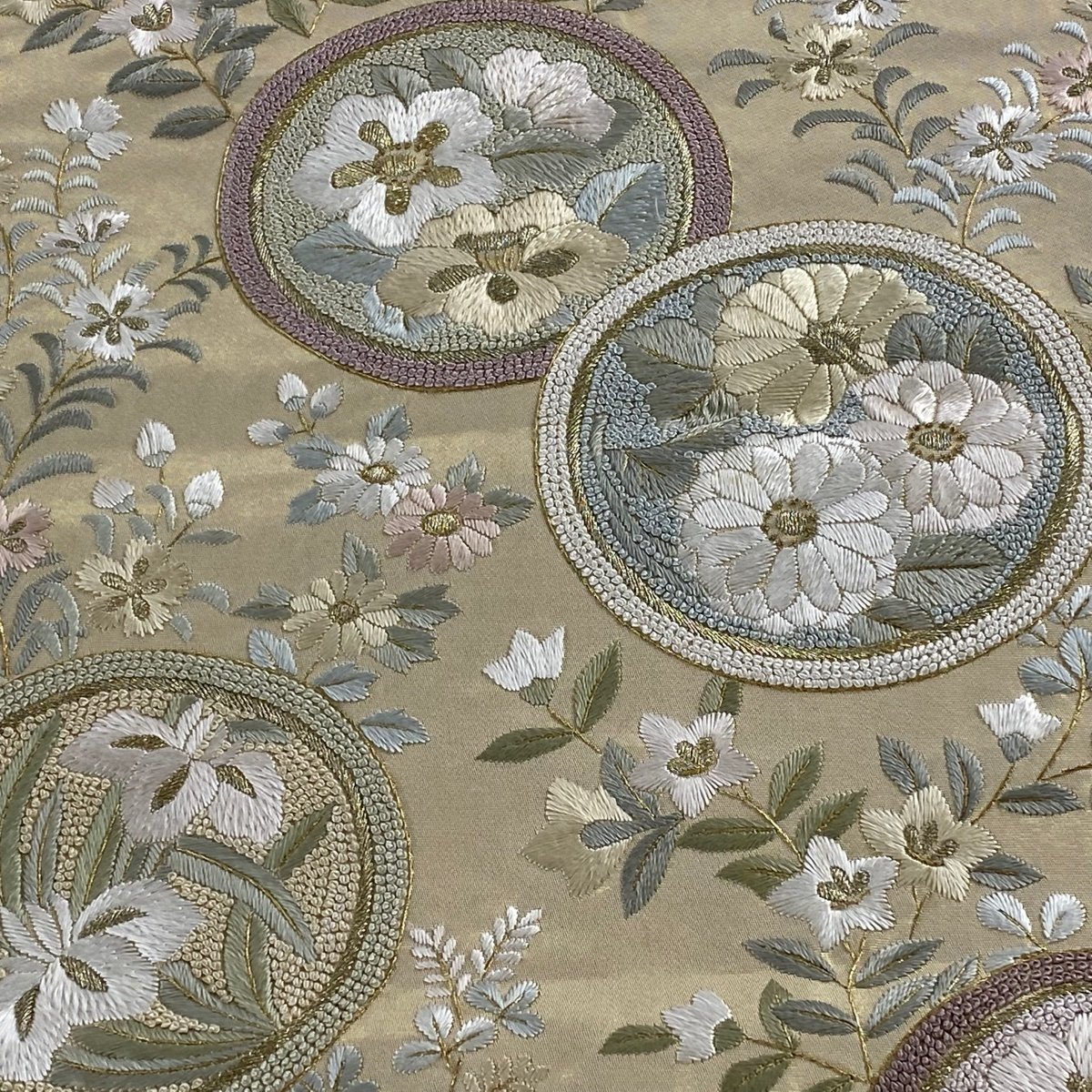袋帯 逸品 丸文 草花 金糸 刺繍 金色 六通 正絹 【】 袋帯 逸品 丸文 草花 金糸 刺繍 金色 六通 正絹 【】