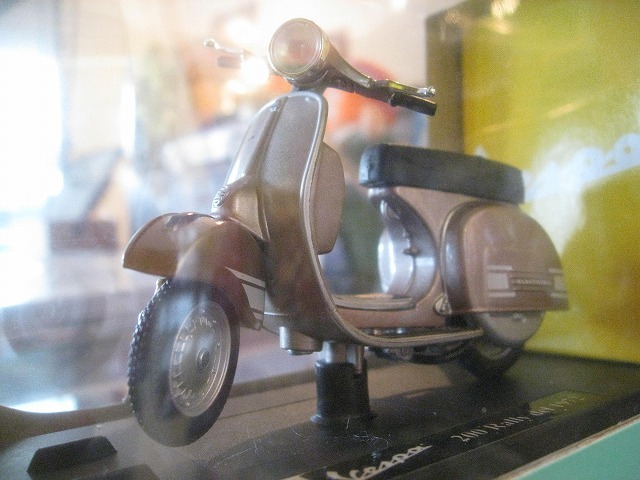 ★海外販売Maisto1/18ベスパ Vespa200 ラリーdel 1972 ゴールド系 ☆彡_画像3