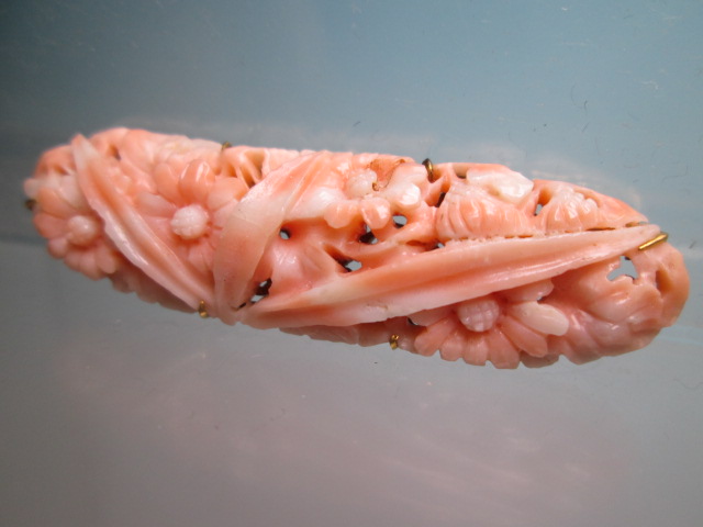 ☆アンティーク・本珊瑚 緻密な笹に菊花透かし彫刻の帯留め 8,2g_画像3