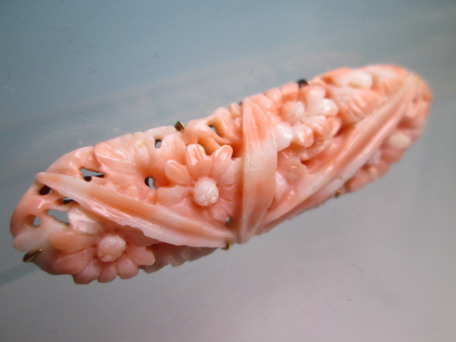 ☆アンティーク・本珊瑚 緻密な笹に菊花透かし彫刻の帯留め 8,2g_画像2