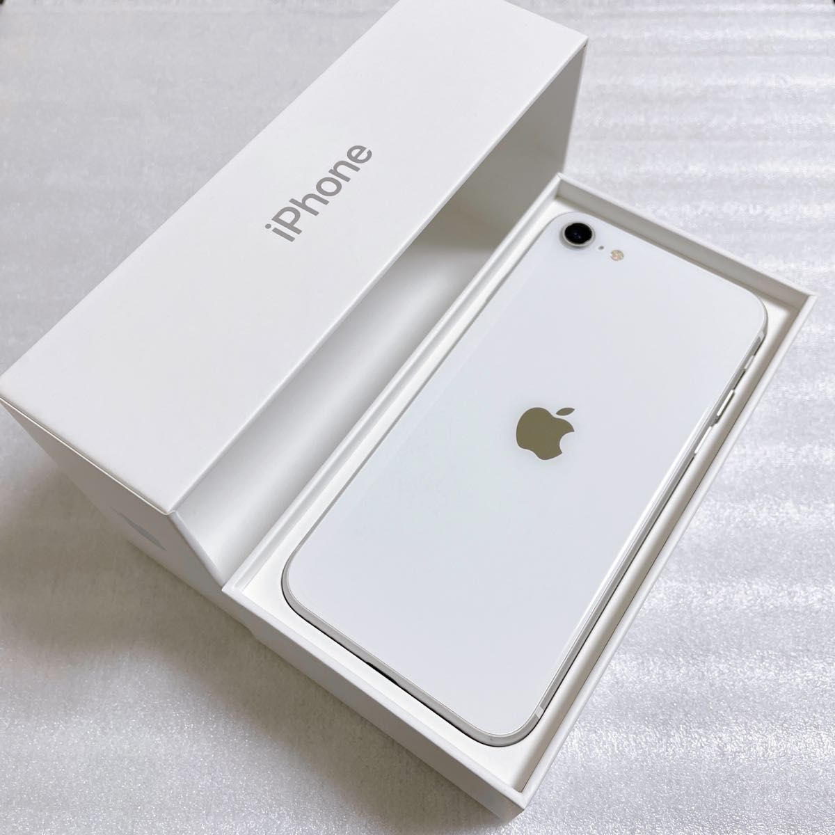 Apple iPhone SE2 第2世代 64GB MX9T2J/A ホワイト おまけ付き Apple iPhone SE2 第2世代 64GB MX9T2J/A ホワイト おまけ付き