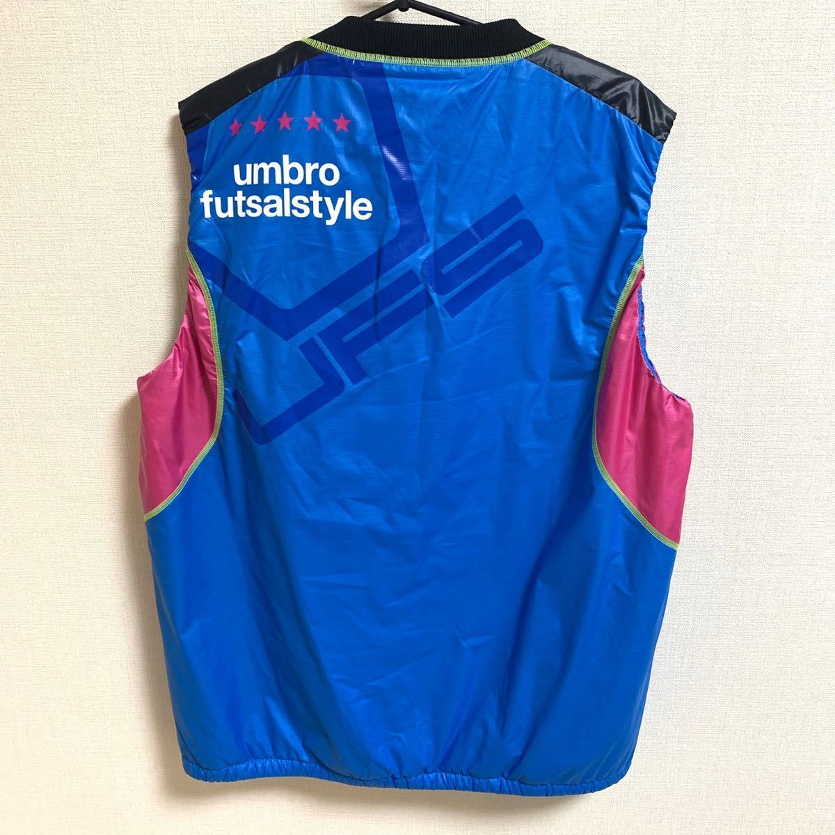 【美品 XL相当】UMBRO futsalstyle 中綿 ベスト アンブロ サッカー フットサル ウインドブレーカー ピステ 水色 重ね着 トレーニングウェア_画像4