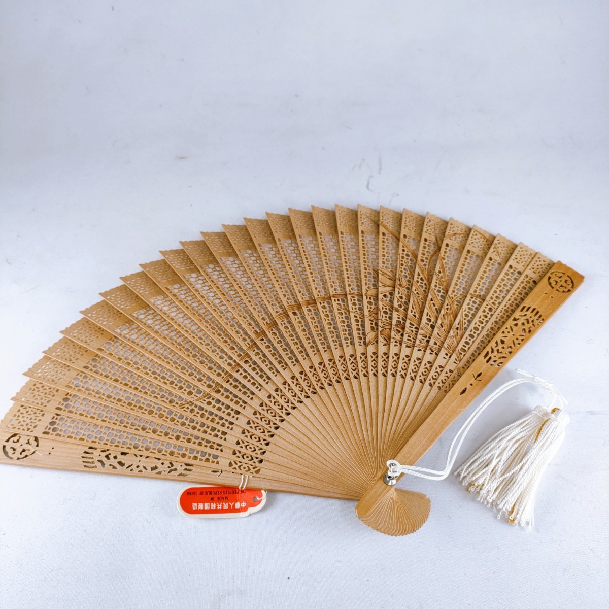 高品質新品高品質新品扇子 20.0cm 美品 白檀 花透かし彫り 繊細 細工