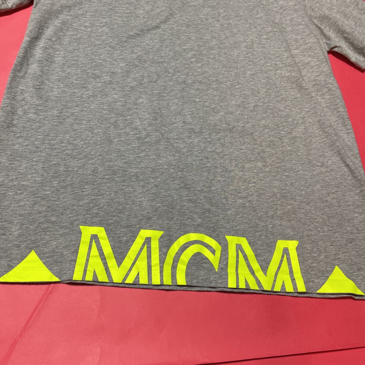 現品限り一斉値下げ！ MCM グレー ＸＬサイズ メンズ半袖Tシャツ 文字