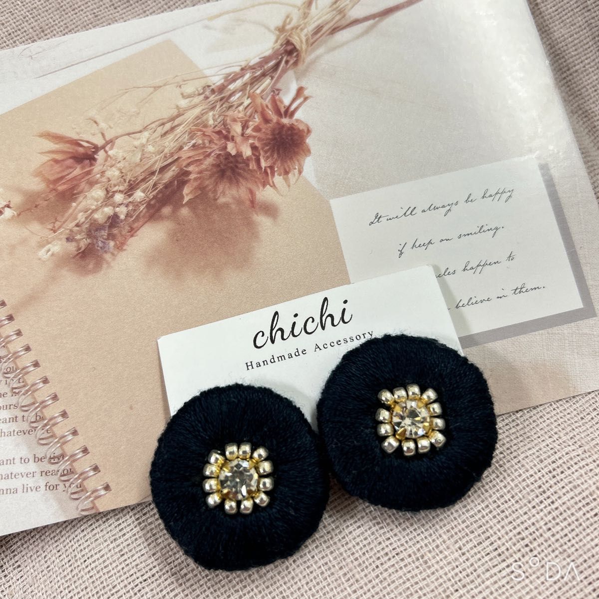 ビーズ刺繍　ハンドメイド　ネイビー　イヤリング