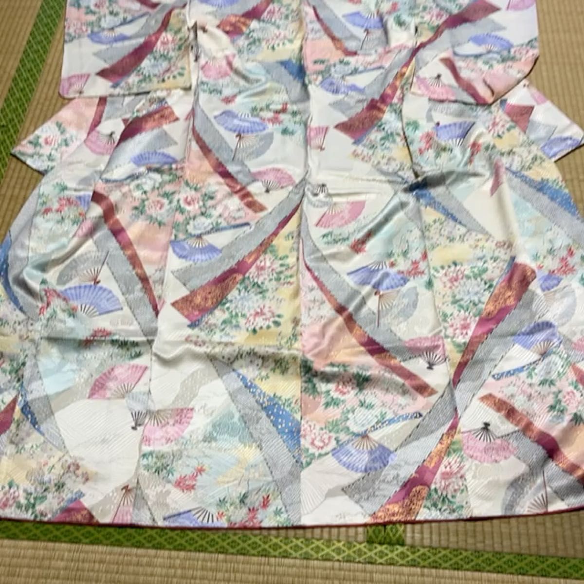しつけ糸付き!美品 綸子の小紋 扇と四季の花模様