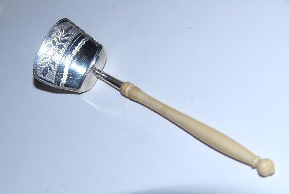 １８１２　細工のある純銀製シュガースプーン（Ｍ２３３）【郵パック　送料無料】