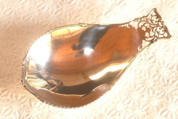アンティーク　１９１２年　純銀製、透かしの美しいボール(j-27)【郵パック発送　送料無料】