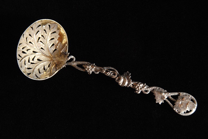 アンティーク　1853年 純銀製 美しい装飾のシフタースプーン(n-39)【郵パック　送料無料】