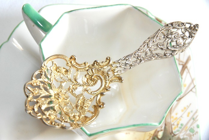 アンティーク　１８９２年　純銀製 金彩と透かしの美しい ボンボンスプーン(n-29) 【郵パック発送　送料無料】