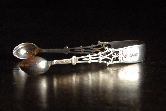 アンティーク　１９２０年　純銀製、透かしの美しいシュガートング（ｄ６２）【郵パック　送料無料】