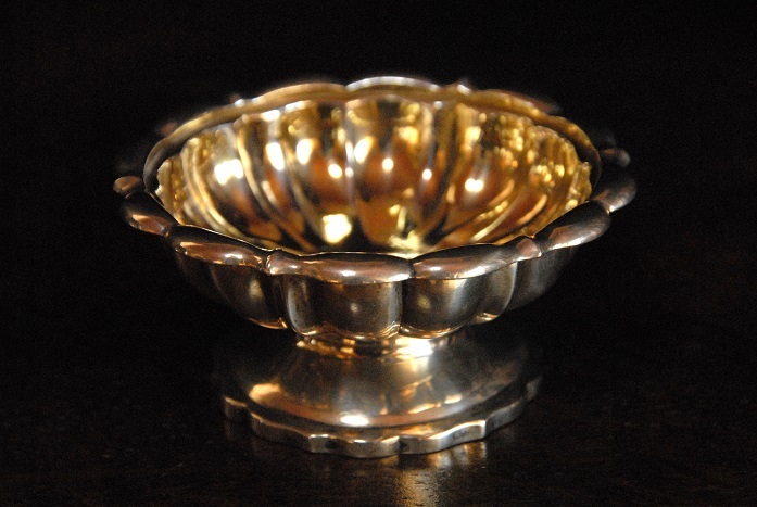 アンティーク　１８２８年　純銀製、風格のあるジョージアンのソルトケース　ペア（f８２）【郵パック送料無料】