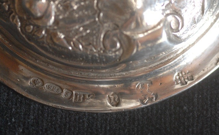 １９０７ 純銀製、エンジェルの美しい花瓶（Ｕ８１）【郵パック送料無料】