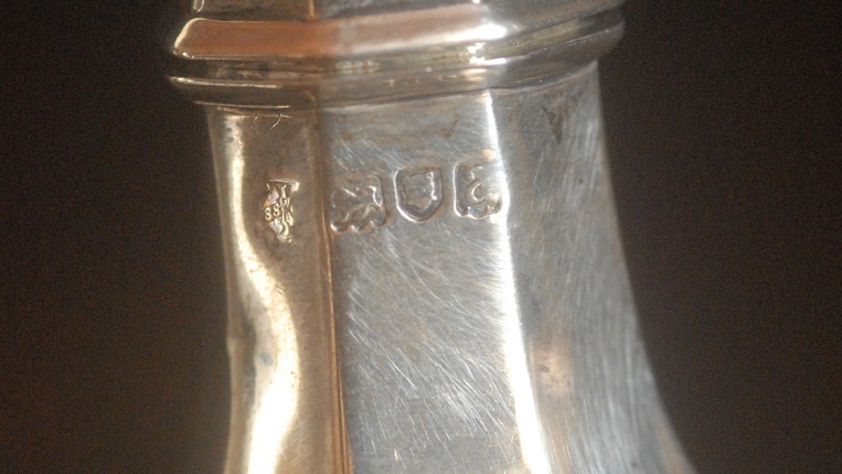 アンティーク　１８９６年 純銀製 シェイプの美しいペッパーケース　ペア (f73)【郵パック送料無料】_画像6