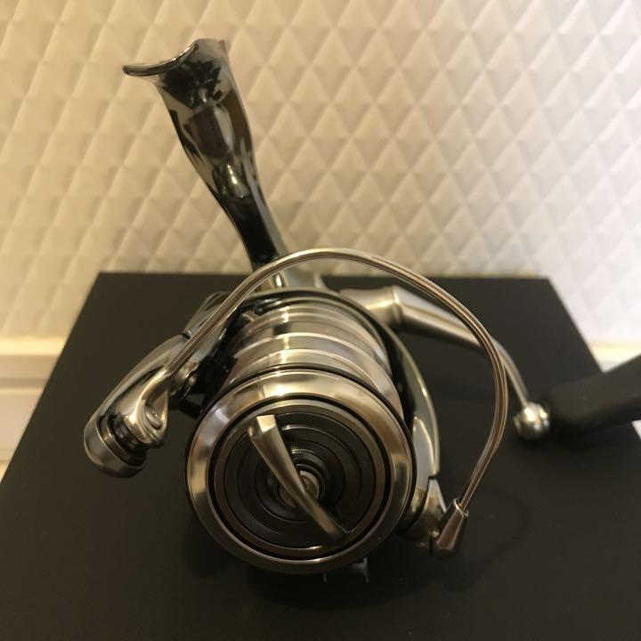 新品 22 イグジスト(EXIST)　ダイワ(DAIWA) 【LT2000S-P】 スピニングリール 釣り具 フィッシング 海釣り 両利き ユニセックス グレー_画像4