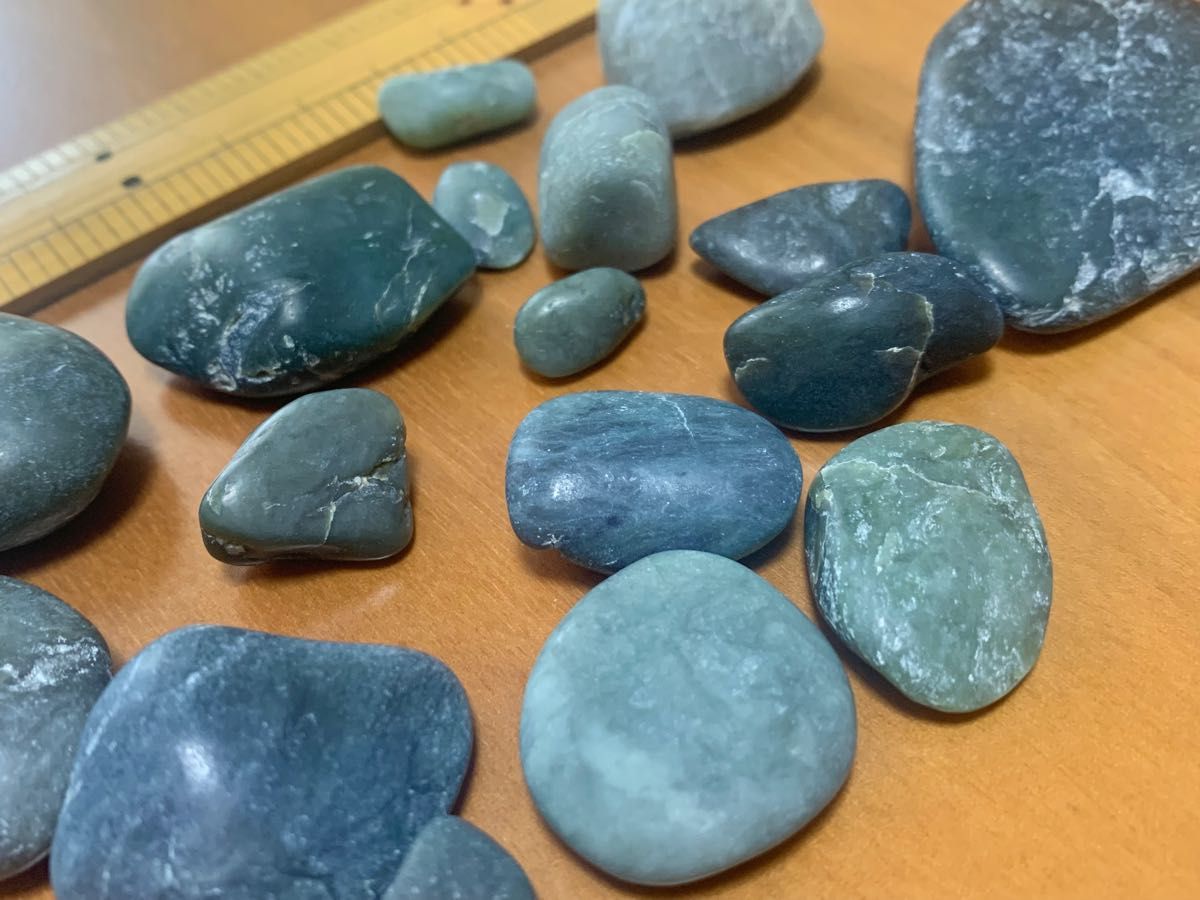 糸魚川産 ネフライト 17個セット 原石 軟玉翡翠|Yahoo!フリマ 糸魚川産 ネフライト 17個セット 原石 軟玉翡翠|Yahoo!フリマ