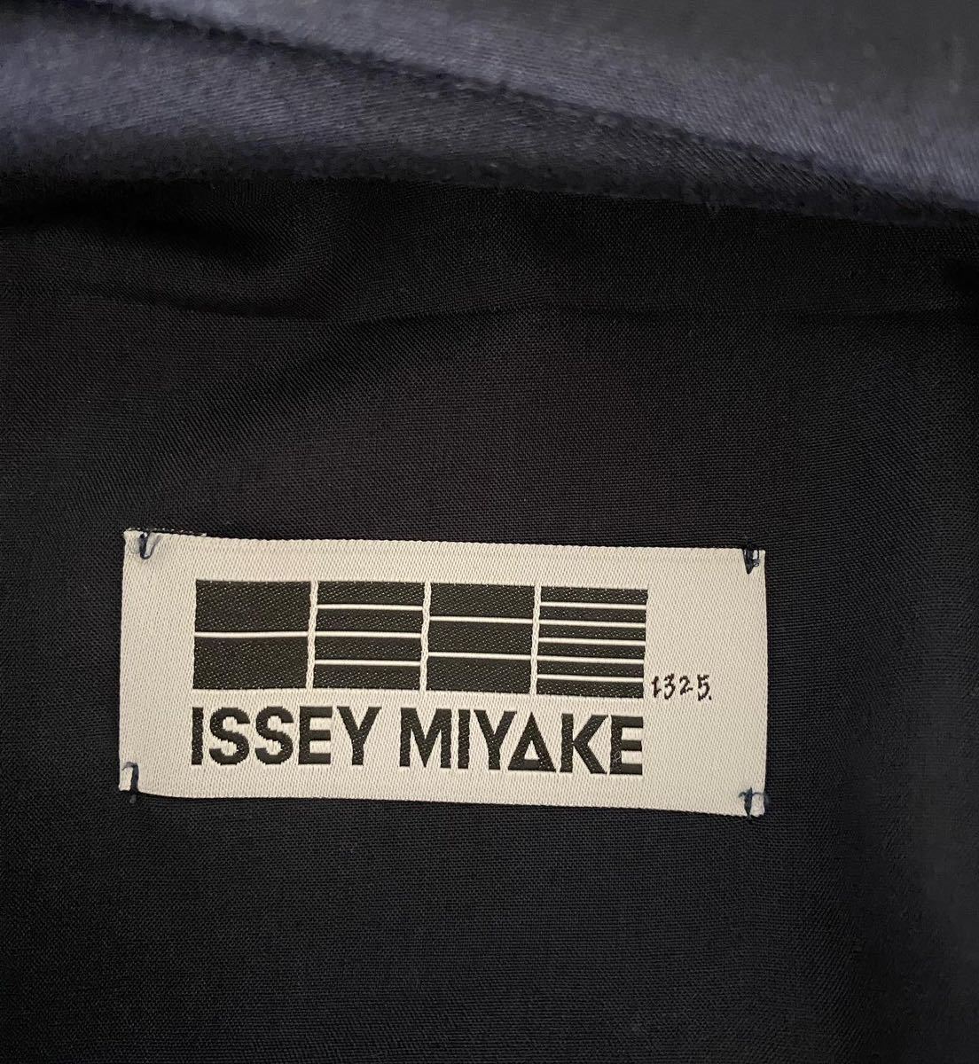 ISSEYMIYAKE イッセイミヤケ　132.5 長袖シャツ　美品　サイズ2 表面青色　後ろ黒色_画像5