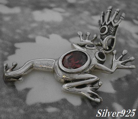 シルバー925銀のレッドジルコニア付き王冠フロッグ カエル ペンダント/Bu-boon silver