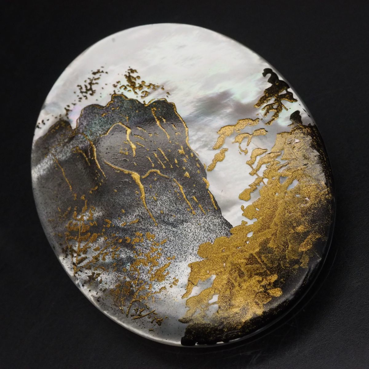 A467 シェル 作家物 Rei刻印 ブローチ 近代蒔絵 金彩 風景 A467 シェル 作家物 Rei刻印 ブローチ 近代蒔絵 金彩 風景