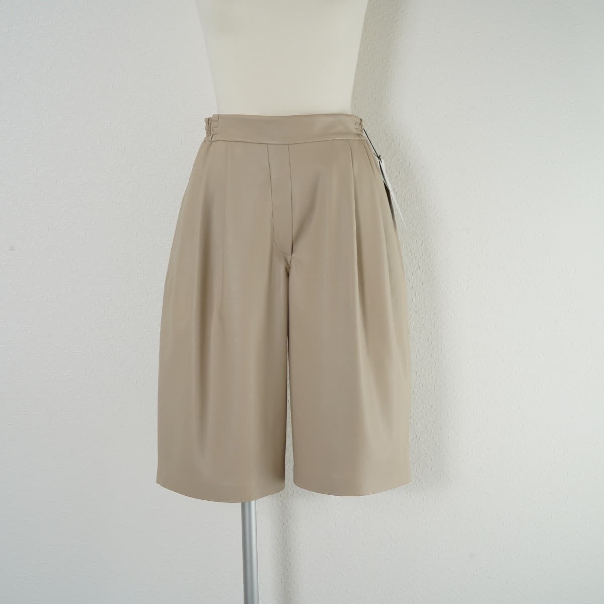  unused regular price 2.2 ten thousand martinique Martini -k Melrose fake leather short pants knee height half beige 