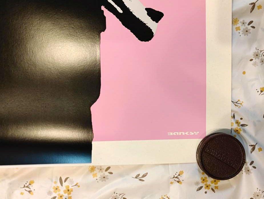 海外限定】 【真作保証】 WCP バンクシー FLYING COPPER – (PINK) 版画