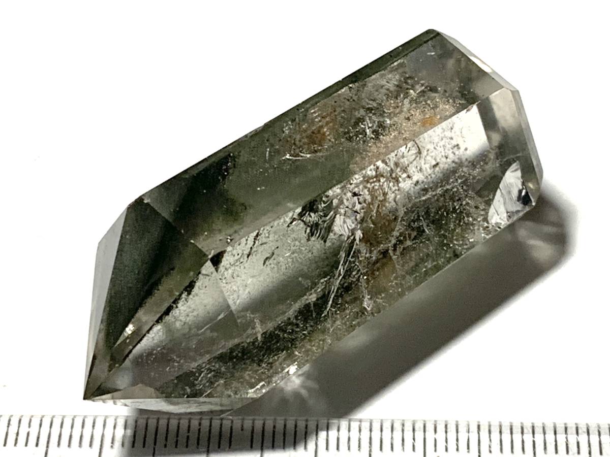 緑色のインクルージョン入り水晶柱・38g（中国産鉱物標本）の画像9