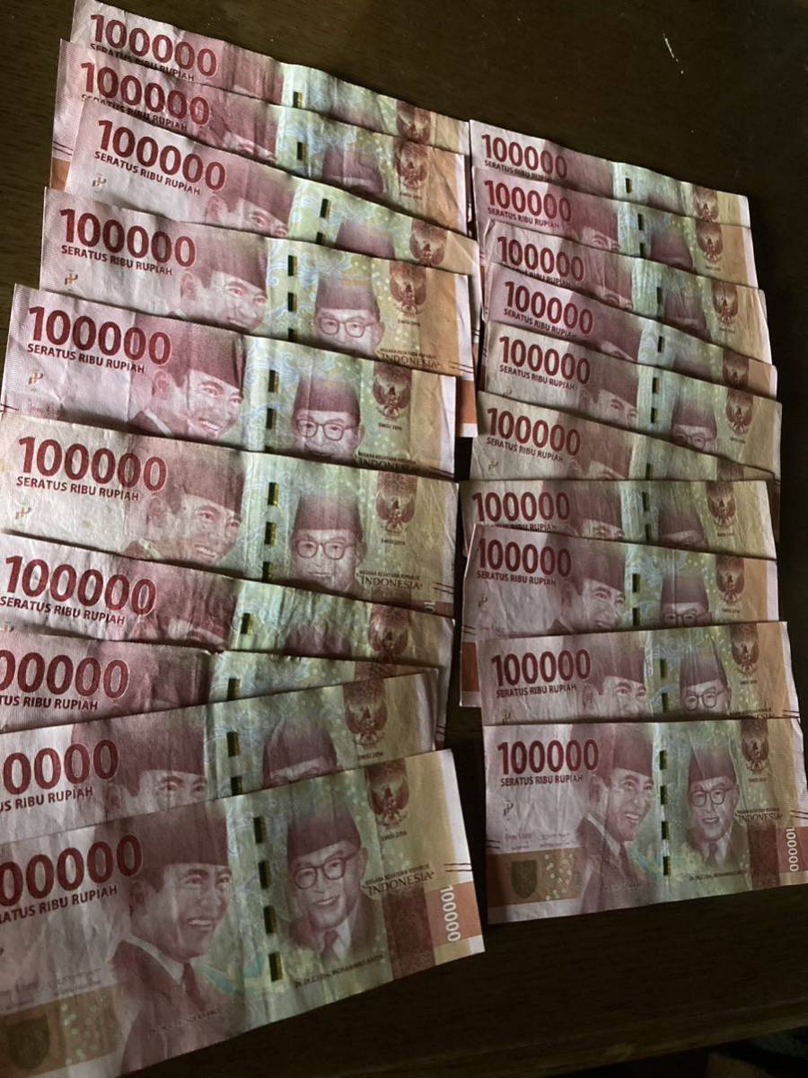 インドネシア　インドネシア紙幣　10万ルピア20枚　200万ルピア