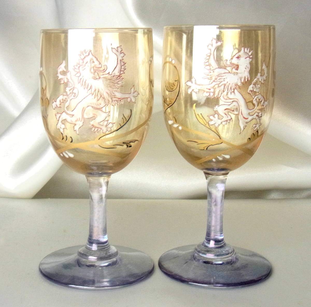 高貴 19世紀 OLD BACCARAT オールドバカラ 獅子の紋章 ワイングラス 相対の2客 ラスター彩 金彩 図録掲載モデル 上質クリスタル 稀少