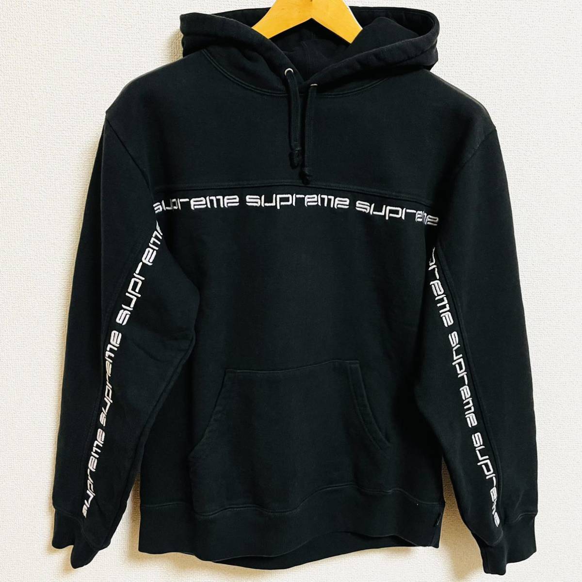 Supreme Text Stripe Hooded Sweatshirt Black White S 18aw 2018年 黒 白 テキスト ストライプ フード スウェットシャツ 袖ロゴ 全身ロゴ