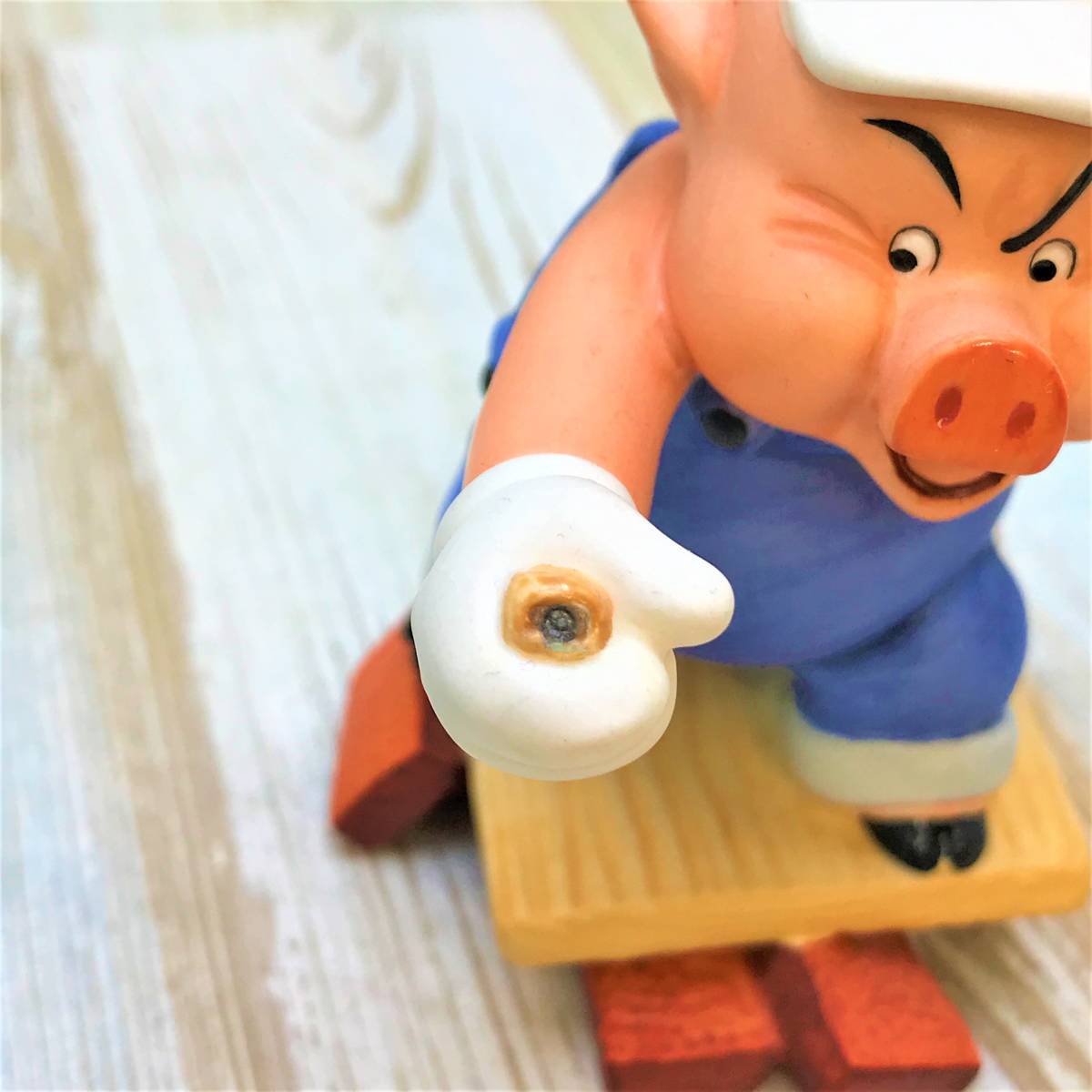 レア★WDCC 三匹の子ぶた Three Little Pigs プラクティカル・ピッグ 三男 レンガ★陶器製 フィギュア ディズニー Disney TDL 訳有品_画像2