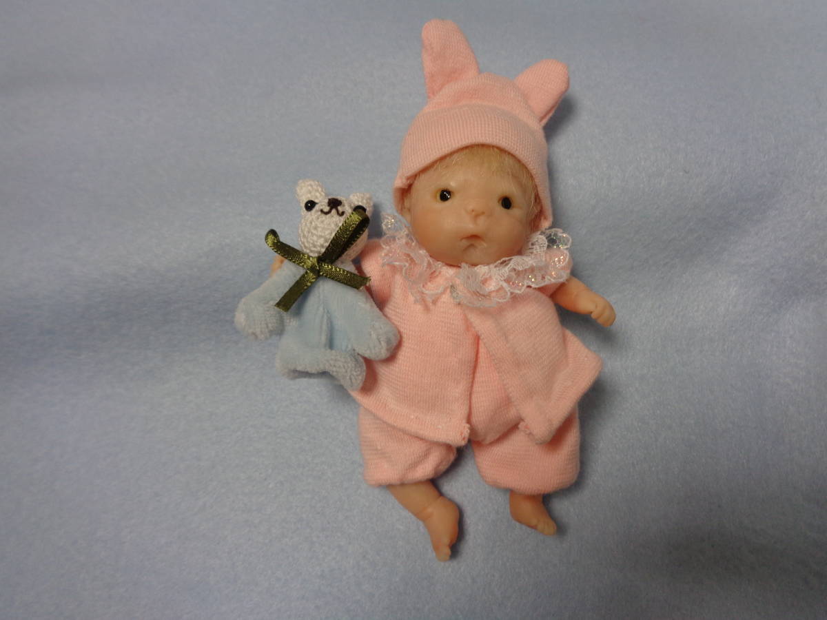 樹脂粘土☆彡作家様のピンクのベビー服の小さな可愛い赤ちゃん　手のひらサイズ　うさぎ人形付き_画像2