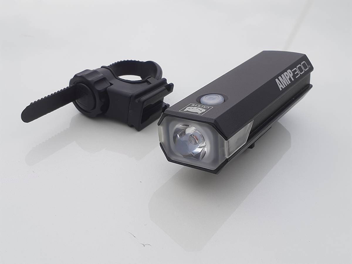 【美品】キャットアイ CATEYE AMPP300 スポーツバイク用ヘッドライト 前照灯 LED 300ルーメン クロスバイク MTB 折りたたみ自転車などに_画像1