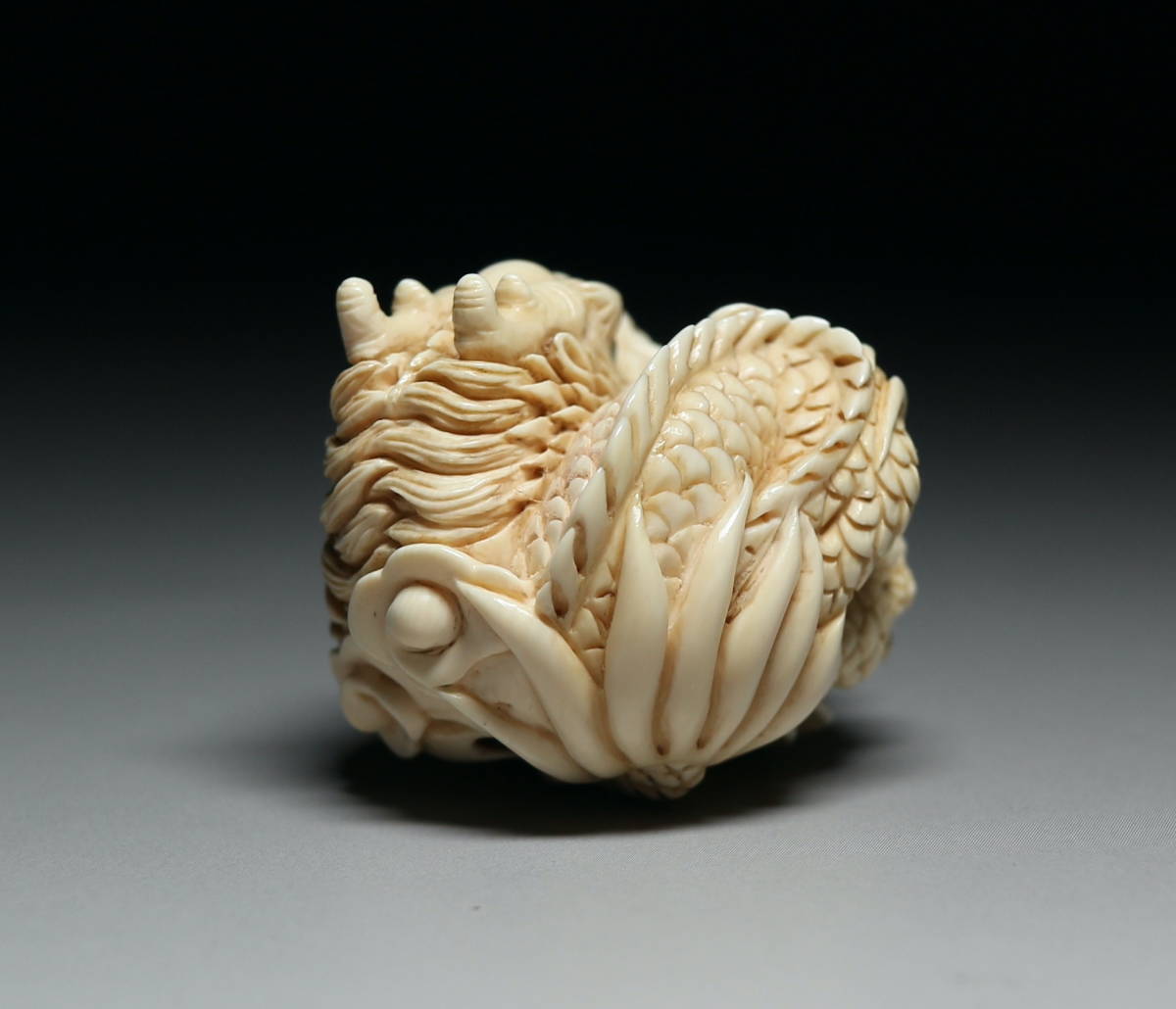 心】k079 マンモス根付 牡丹に龍 在銘(検:提げ物/緒締め/帯留め