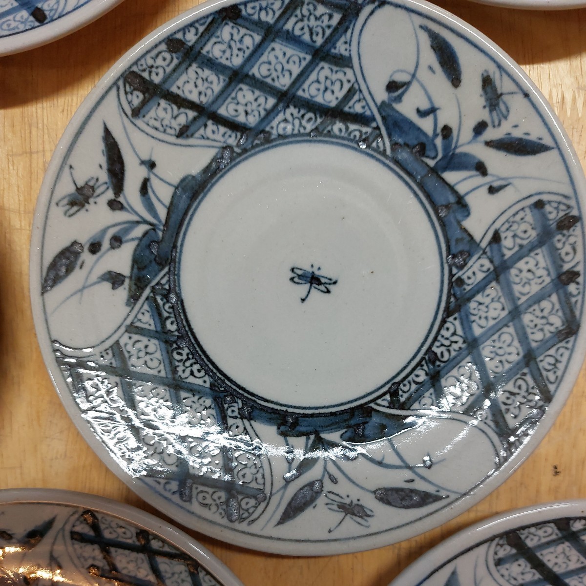 染付 小皿 藍 10枚セット 多少 傷 汚れあり 未使用に近い サイン あり とんぼ 皿 中皿 染付皿 約17cm の皿_画像3