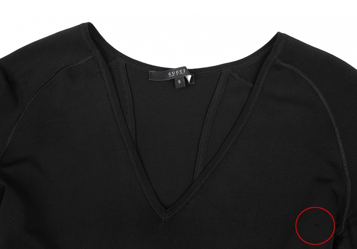 グッチGUCCI Vネックレーヨンストレッチカットソー 黒S_胸元に引っ掛けがあります。