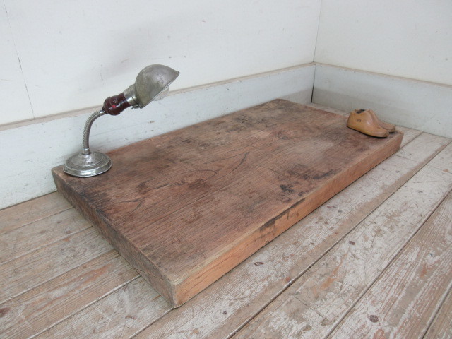 古い木味厚い一枚板の作業台J314　　　　　　　アンティーク裁板まな板テレビ台ローテーブル天板長テーブル店舗什器カフェ什器無垢材古家具