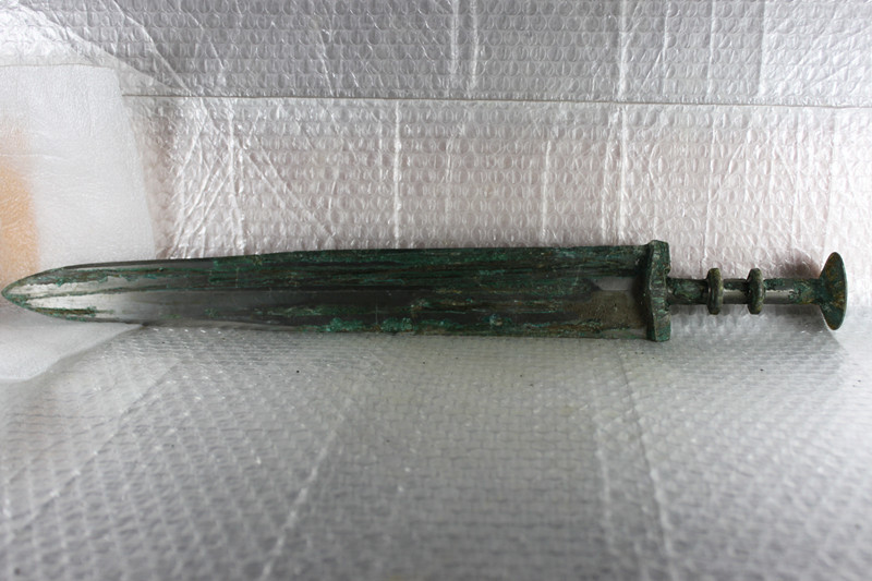漢代　銀光　紅斑　青銅剣