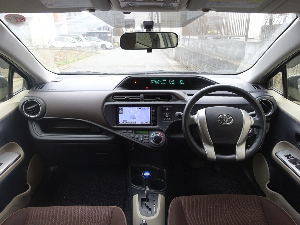 「車検満タン アクア 最上級グレードG 実走行１８３９０ｋｍ ナビ 地デジＴＶ Bluetooth バックモニター スマートキー アルミホイール ＥＴＣ」の画像3