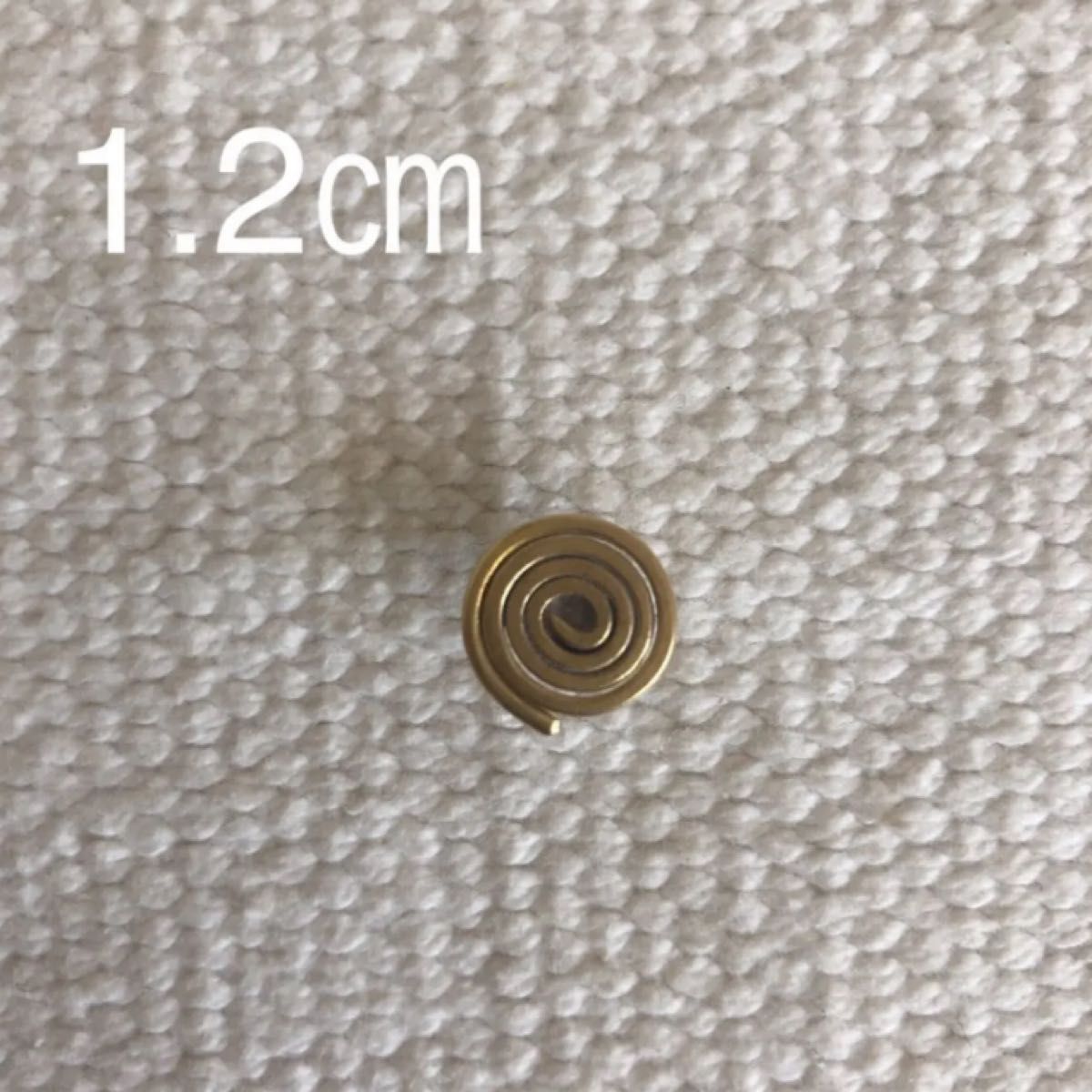 ②ハンドメイド　鍛金　真鍮　タイピン　ピンバッチ　ブローチ　小さめ　渦巻　丸　円