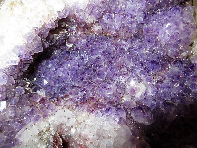 天然石・紫水晶(アメジスト)の原石 3kg 玉子型の塊を割った 天然石・紫水晶(アメジスト)の原石 3kg 玉子型の塊を割った