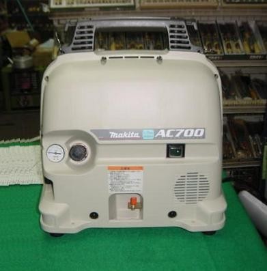 マキタ AC700 一般圧用 軽搬型コンプレッサ 吐き出し空気量:70L/min AC100V コンパクト 新品 代引不可_画像1