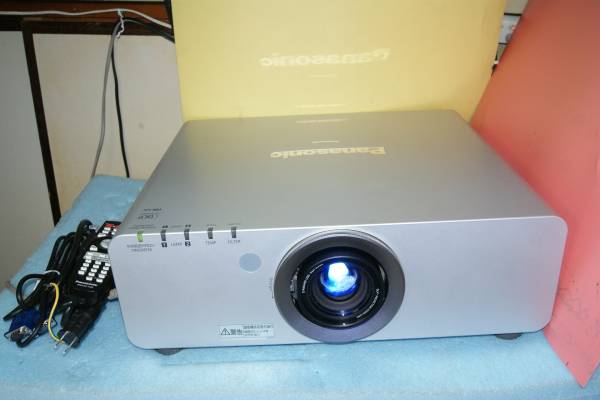 PANASONIC PT-D6000S 高輝度 6500ルーメン HDMI対応可能 投射サイズ50－600型 リモコンあり