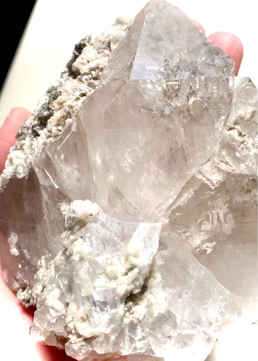巨大水晶!長石とマイカとモスコバイトを伴うクリアクォーツ610g 鉱物標本